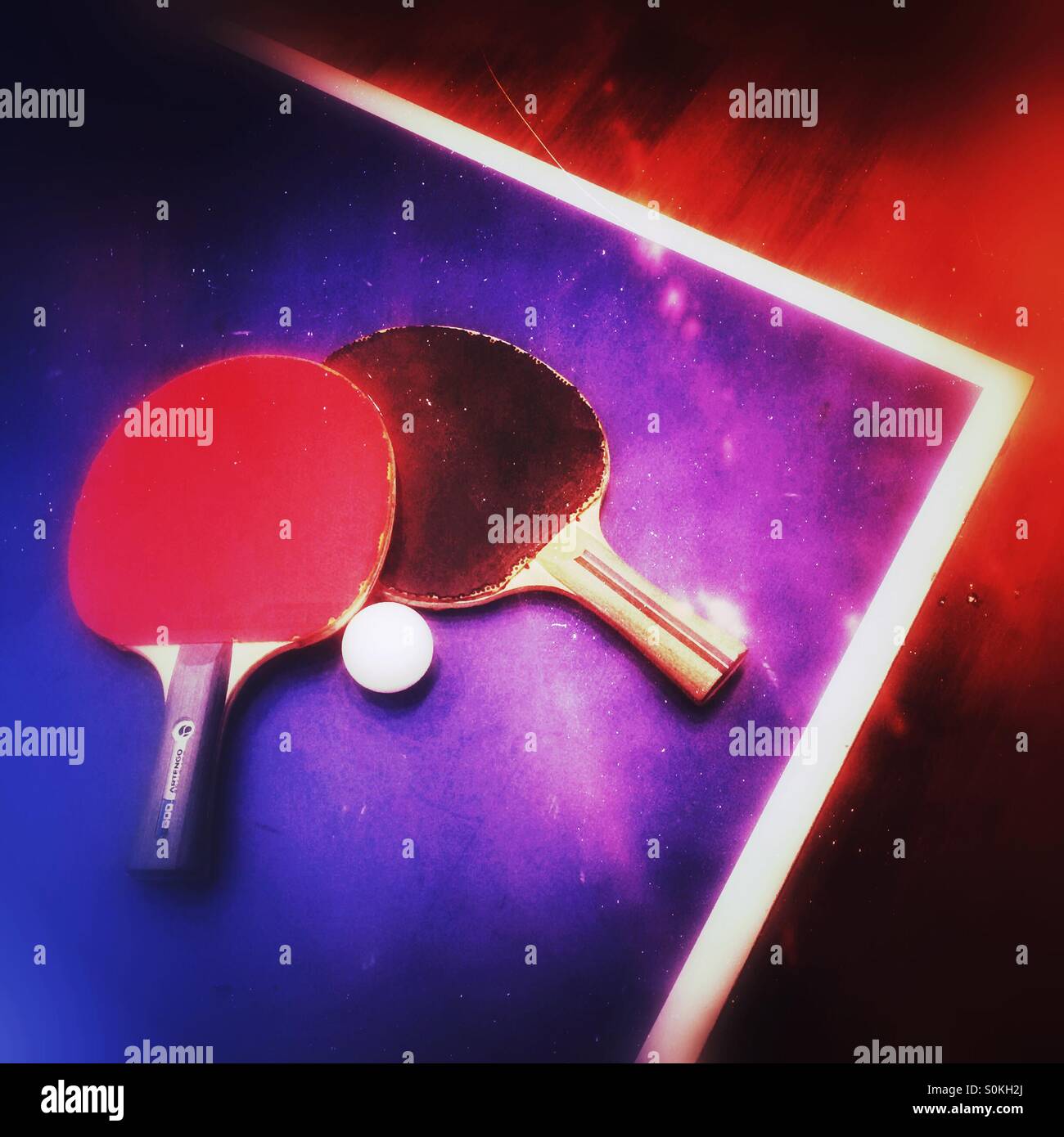 Zwei Tischtennisschläger auf einem Tisch - Smartphone-aufgenommenes Stockfoto