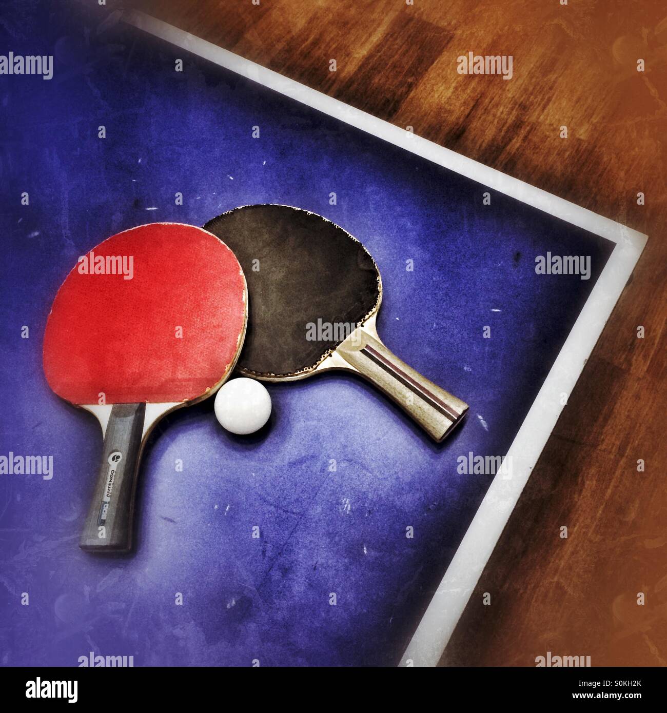 Zwei Tisch Tennis Schläger und einen ball - Smartphone-aufgenommenes Stockfoto