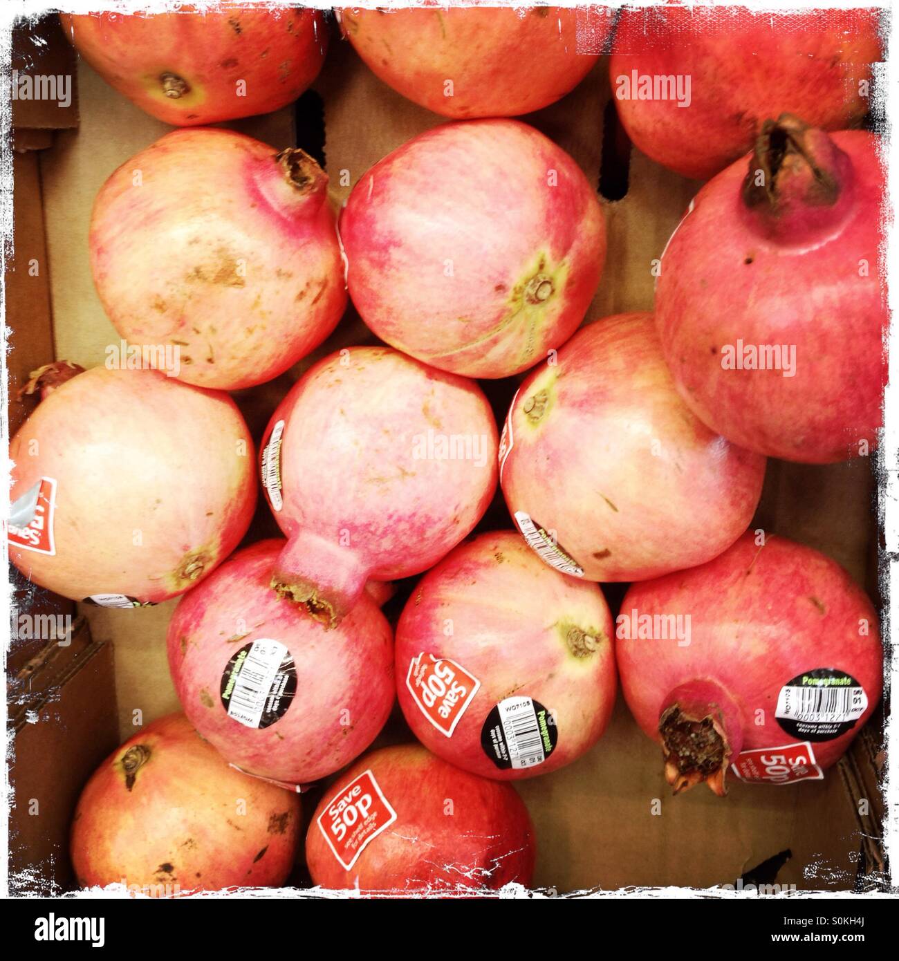 Granatäpfel zu verkaufen - Smartphone-aufgenommenes Stockfoto