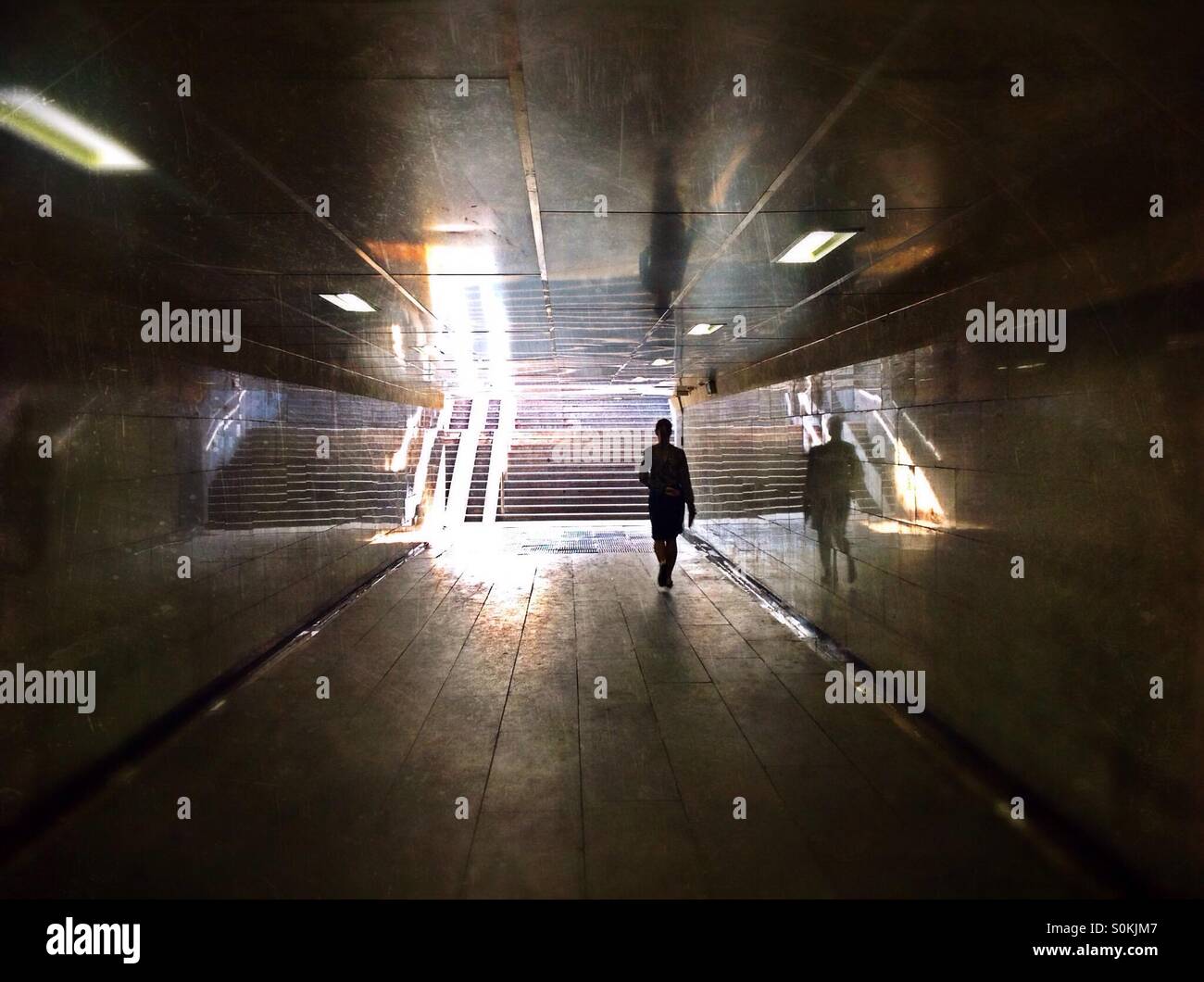 Fuß zum Licht - Smartphone-aufgenommenes Stockfoto