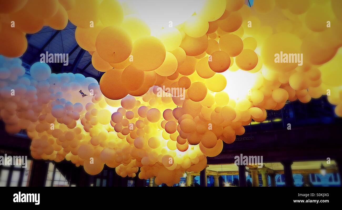 Charles Petillon Kunstwerk Ballons Covent Garden in London - Smartphone-aufgenommenes Stockfoto