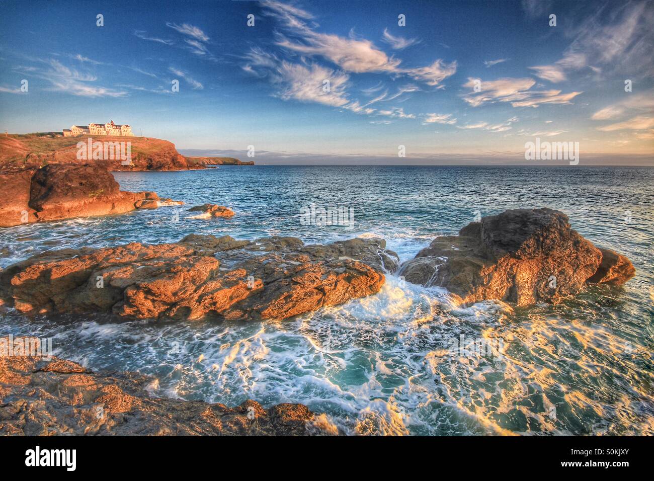 Ein Klippe Top-Hotel mit Blick auf das Meer an einem lauen Sommerabend. - Smartphone-aufgenommenes Stockfoto