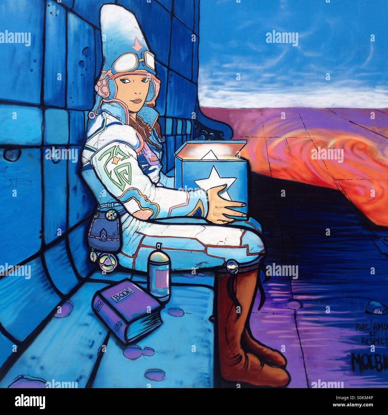 Street-Art von Mädchen in blau - Smartphone-aufgenommenes Stockfoto