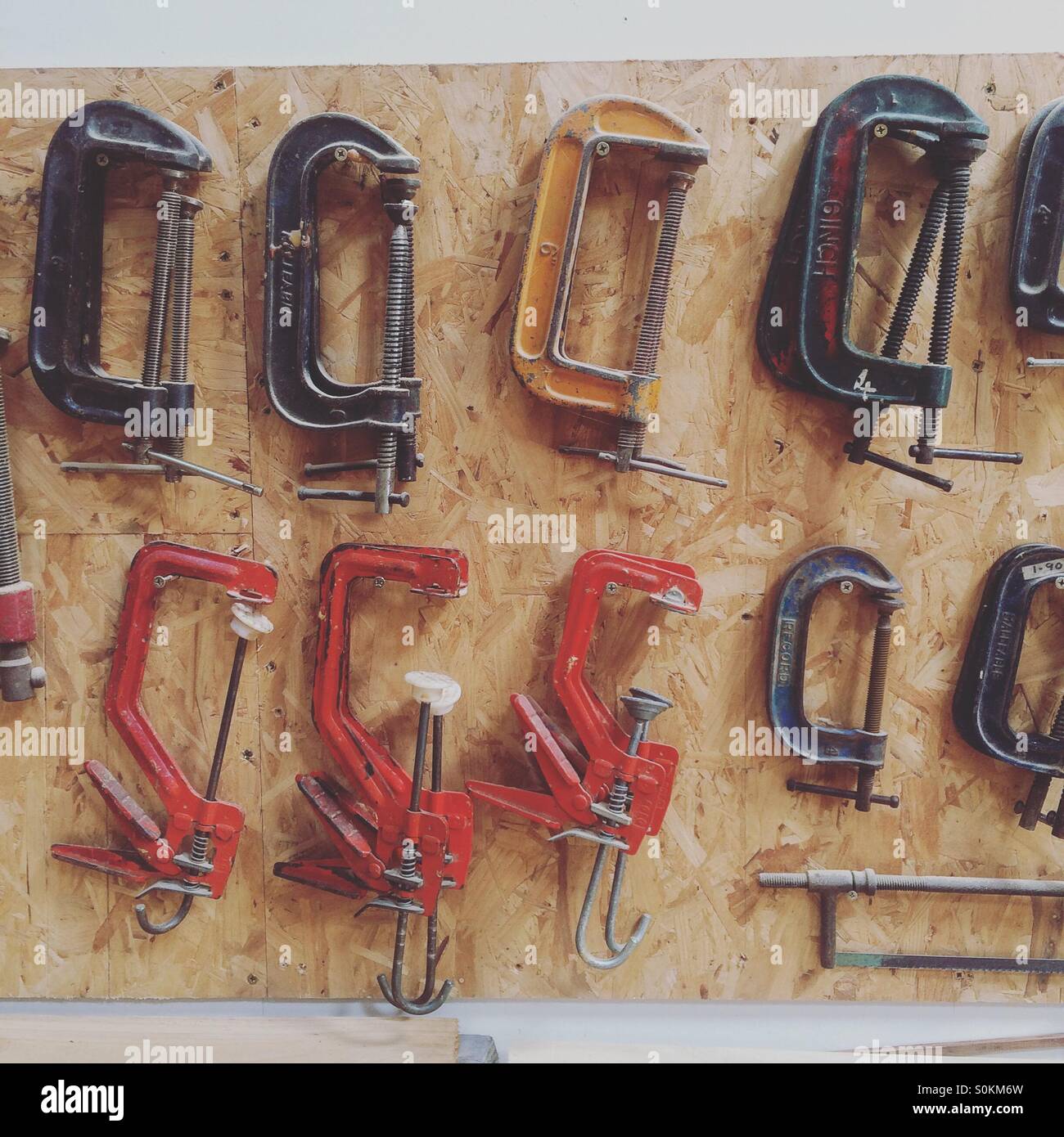 Metall-Klemmen auf hölzernen Werkzeugtafel Stockfotografie - Alamy