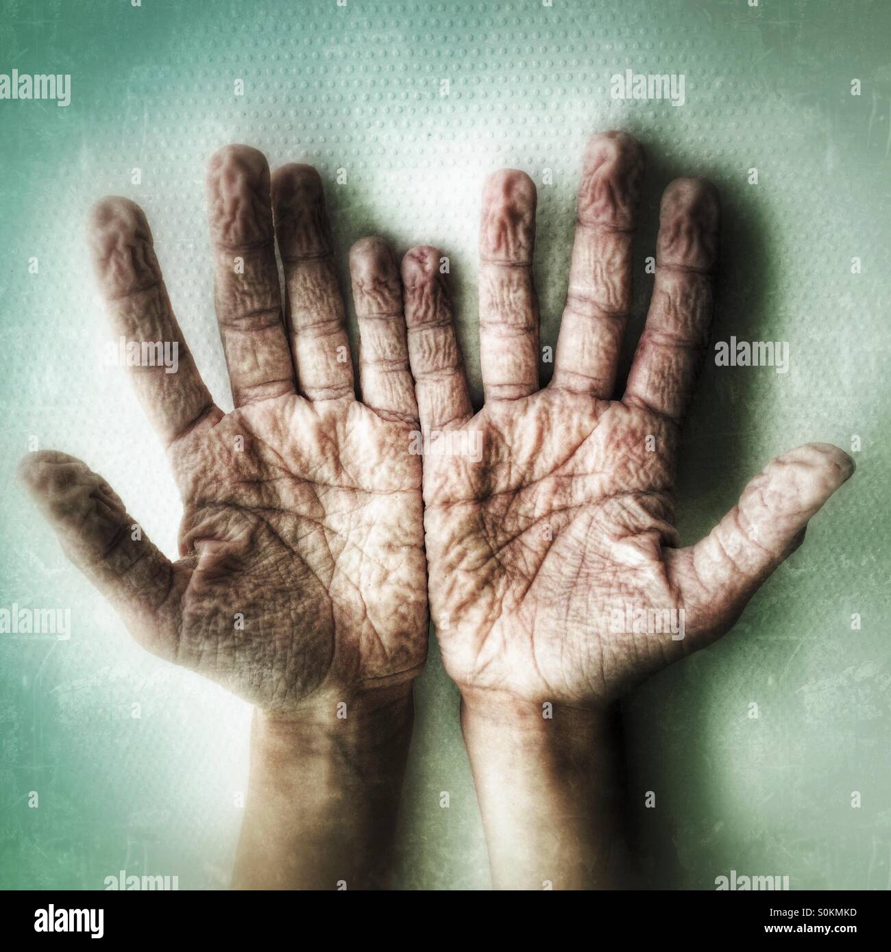 Faltige faltige falten Fotos und Bildmaterial in hoher Auflösung Alamy