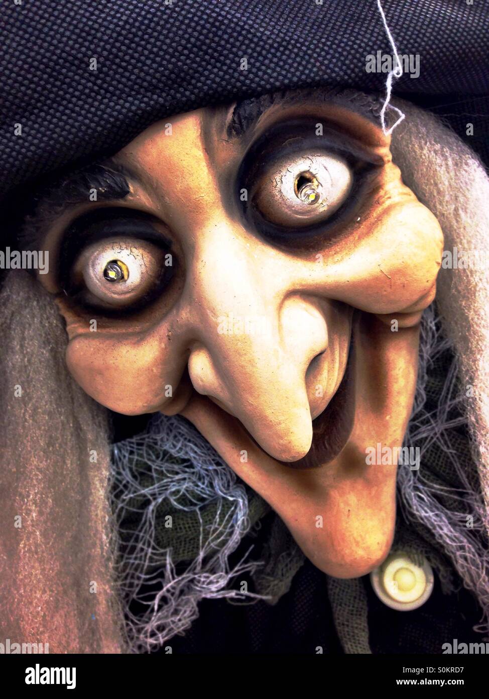 Hexe-Maske für Halloween - Smartphone-aufgenommenes Stockfoto