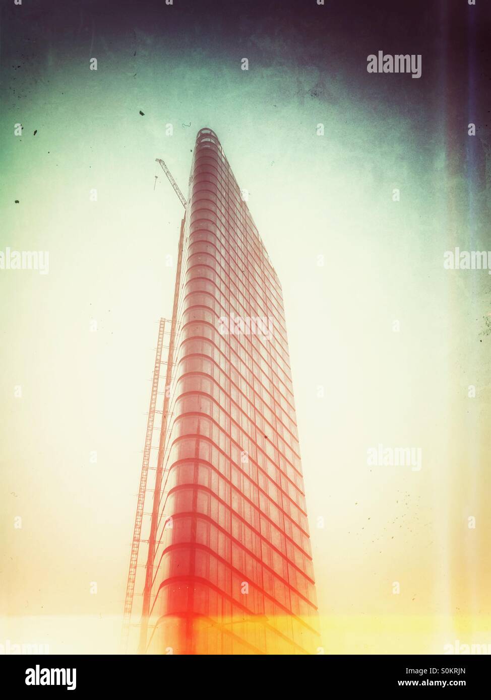 Ein Luxus-Block von Wohnungen im Bau auf City Road, Islington, London - Smartphone-aufgenommenes Stockfoto