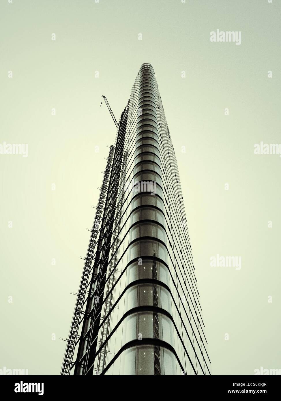 Ein Luxus-Block von Wohnungen im Bau auf City Road, Islington, London - Smartphone-aufgenommenes Stockfoto