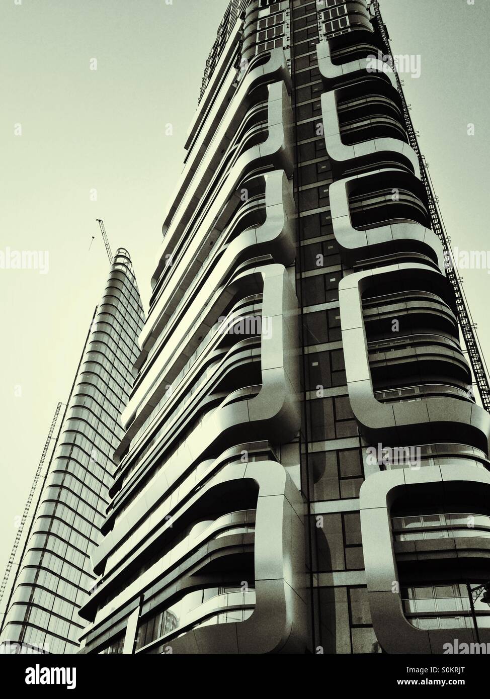 Ein Luxus-Block von Wohnungen im Bau auf City Road, Islington, London - Smartphone-aufgenommenes Stockfoto