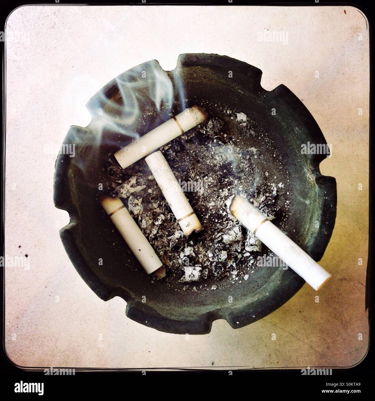 Aschenbecher von zigaretten -Fotos und -Bildmaterial in hoher Auflösung –  Alamy
