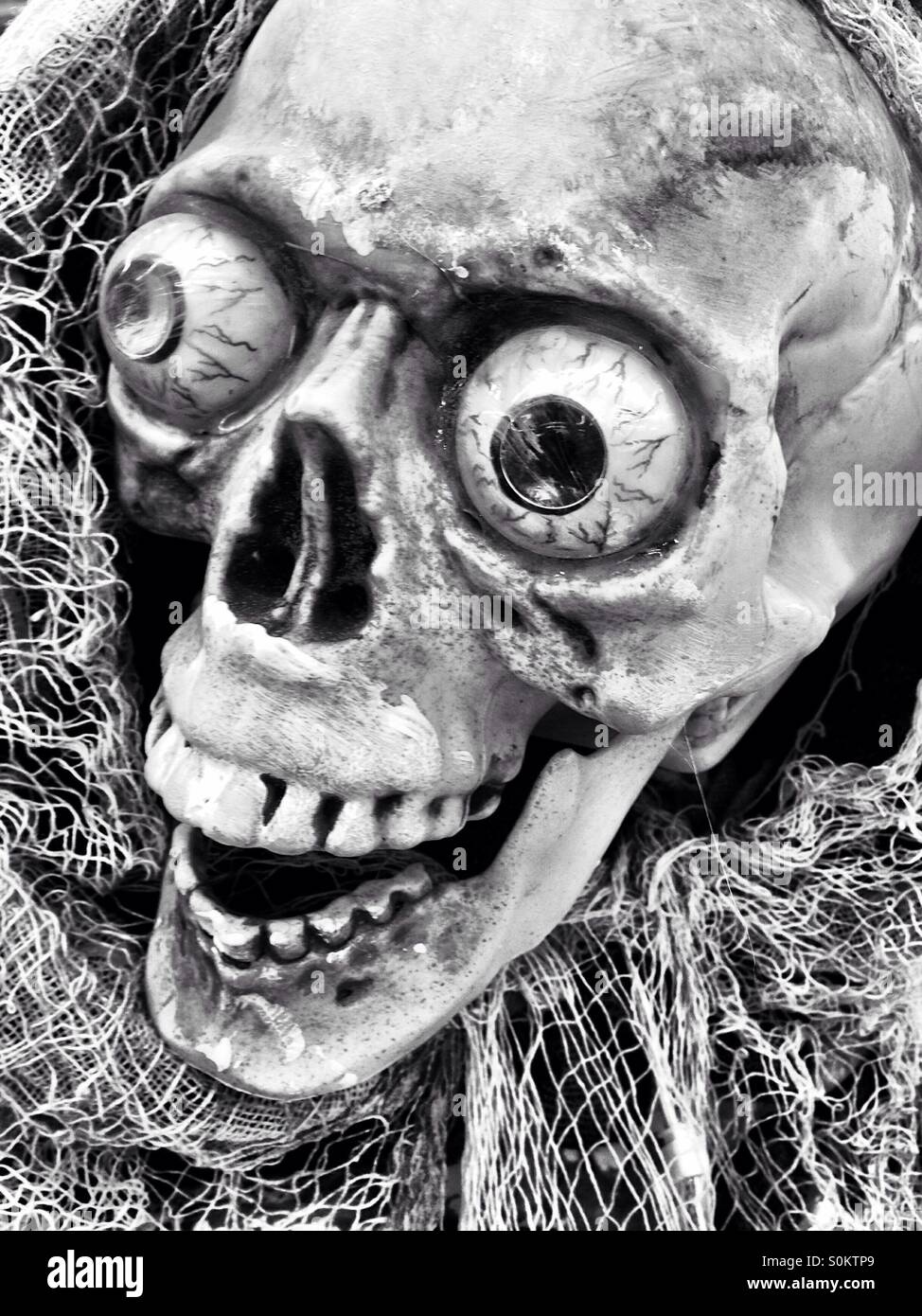 Gruselige Halloween Totenkopf schwarz / weiß - Smartphone-aufgenommenes Stockfoto