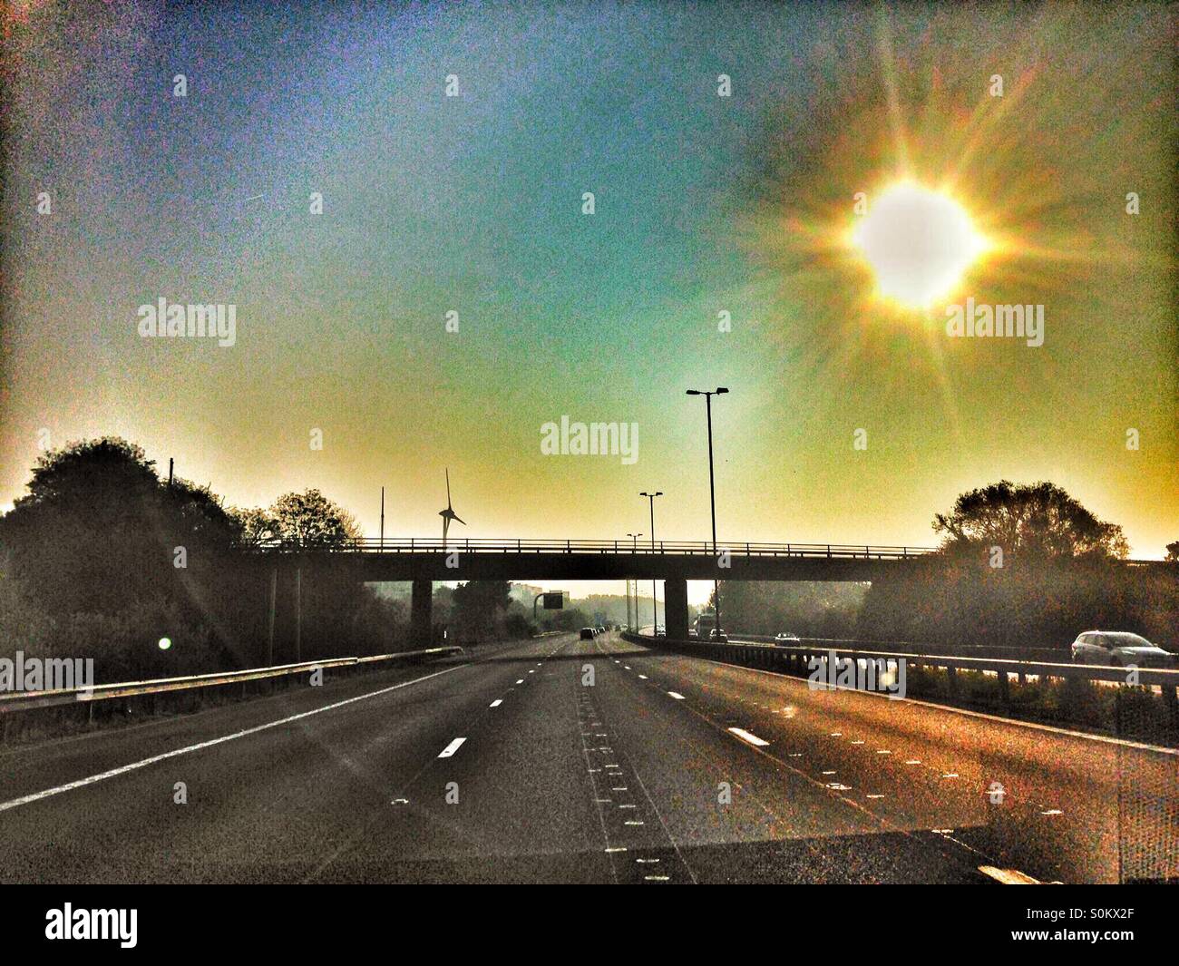Am frühen Morgen fahren Sie entlang der Autobahn M4. - Smartphone-aufgenommenes Stockfoto
