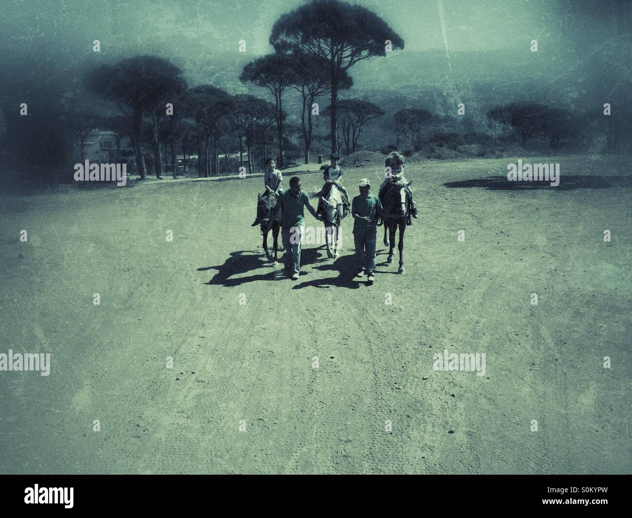 Kinder reiten mit Führer - Smartphone-aufgenommenes Stockfoto