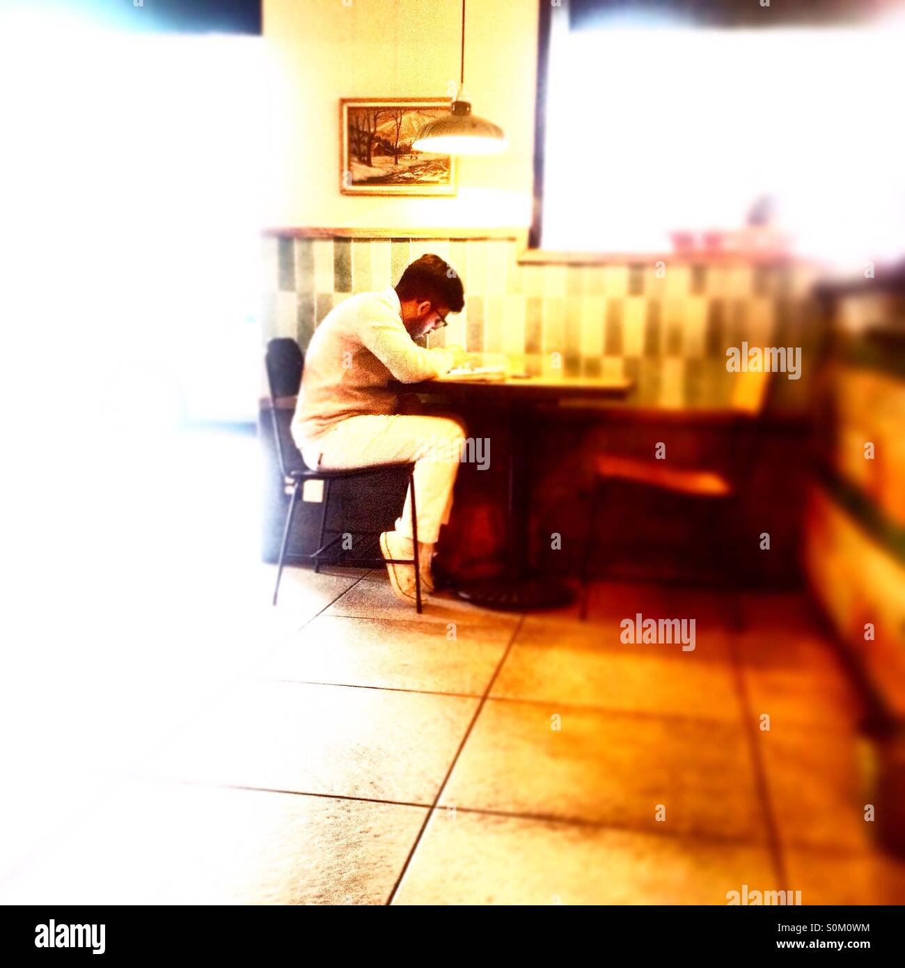 Ein Mann liest innen Kardinal Café in Colonia Roma, Mexiko-Stadt, Mexiko Stockfoto