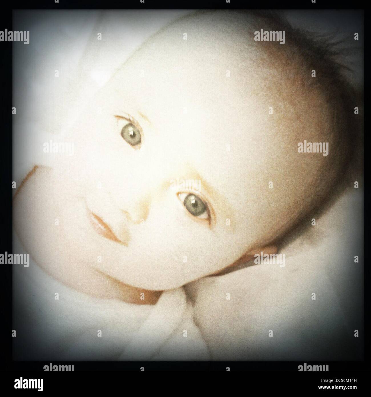 Lächelnden Baby mit großen Augen Stockfoto