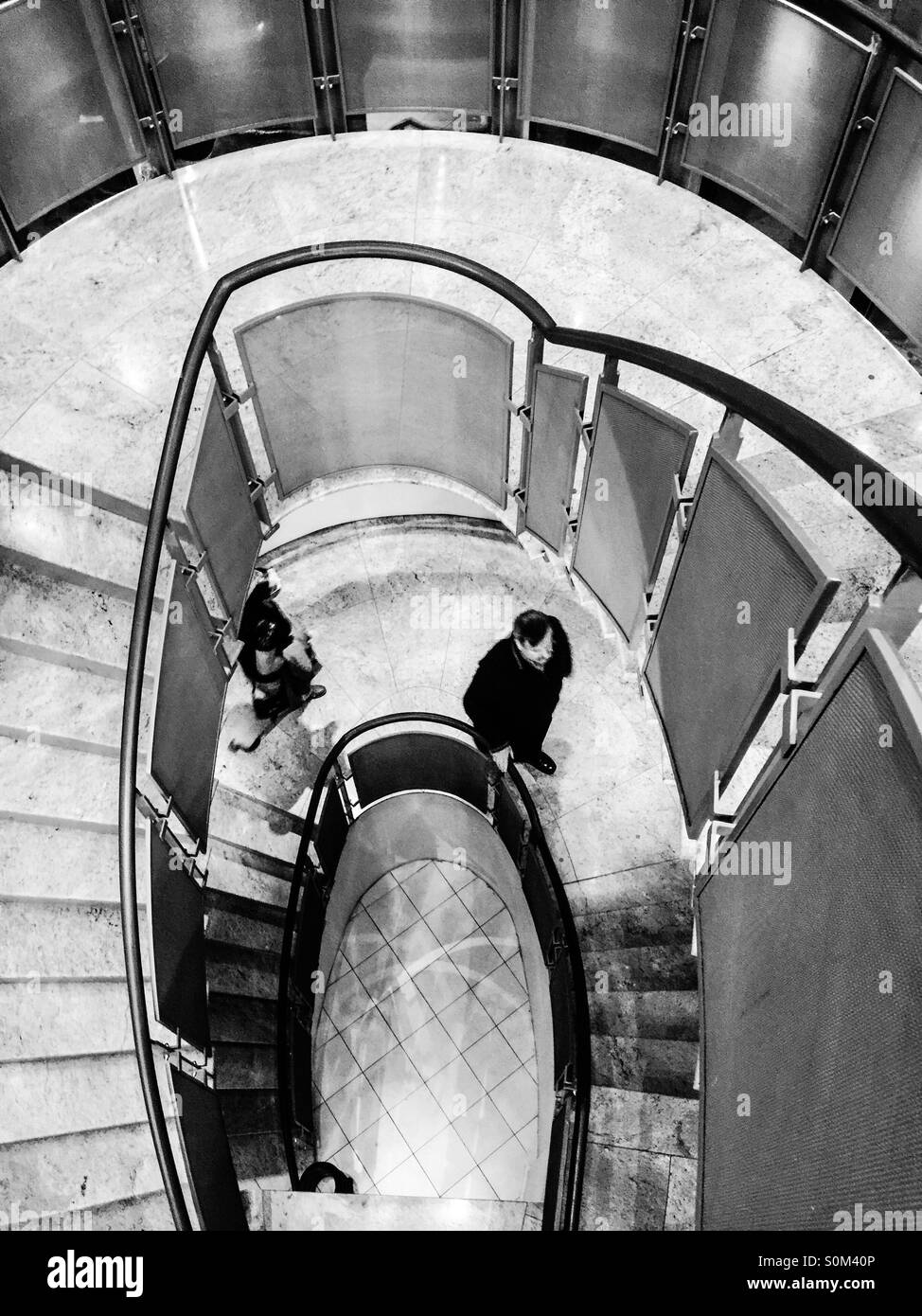 Treppe nach oben in einem Innenraum. Sanfte geschwungene Linien und kleine Stufen in einem Gebäude mit zeitgenössischem Design, Ontario, Kanada Stockfoto