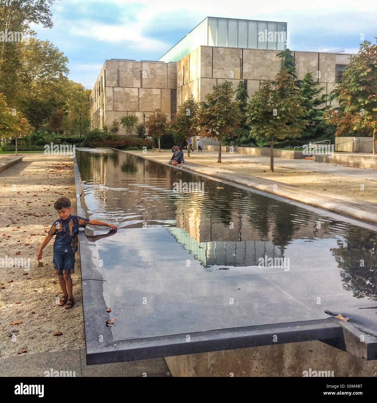 Jungen spielen in Brunnen im Barnes Foundation Kunstmuseum, Philadelphia, Pennsylvania Stockfoto