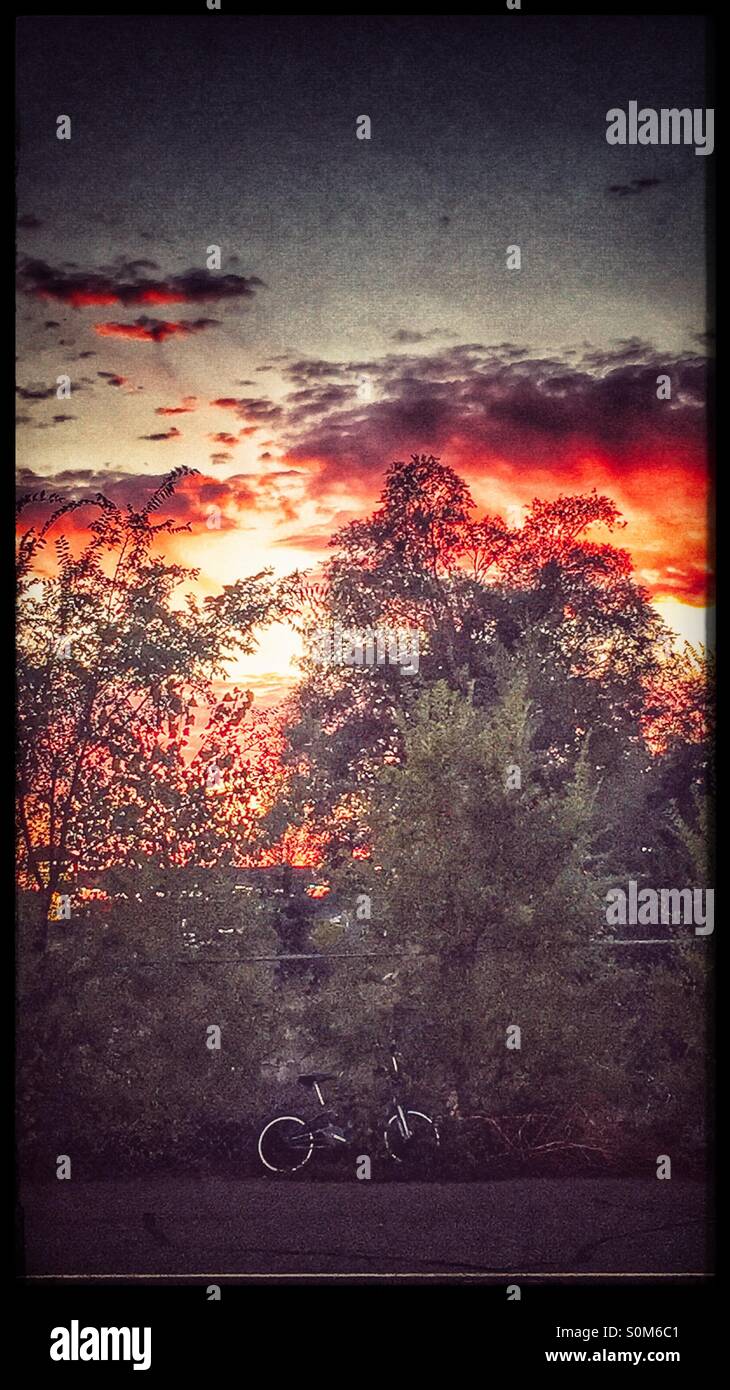 Verlassene Fahrrad bei Sonnenuntergang Stockfoto