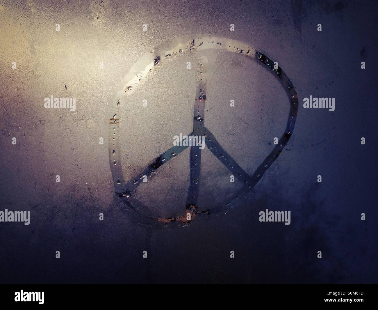 CND-Peace-Zeichen in Glas Kondensation Stockfoto
