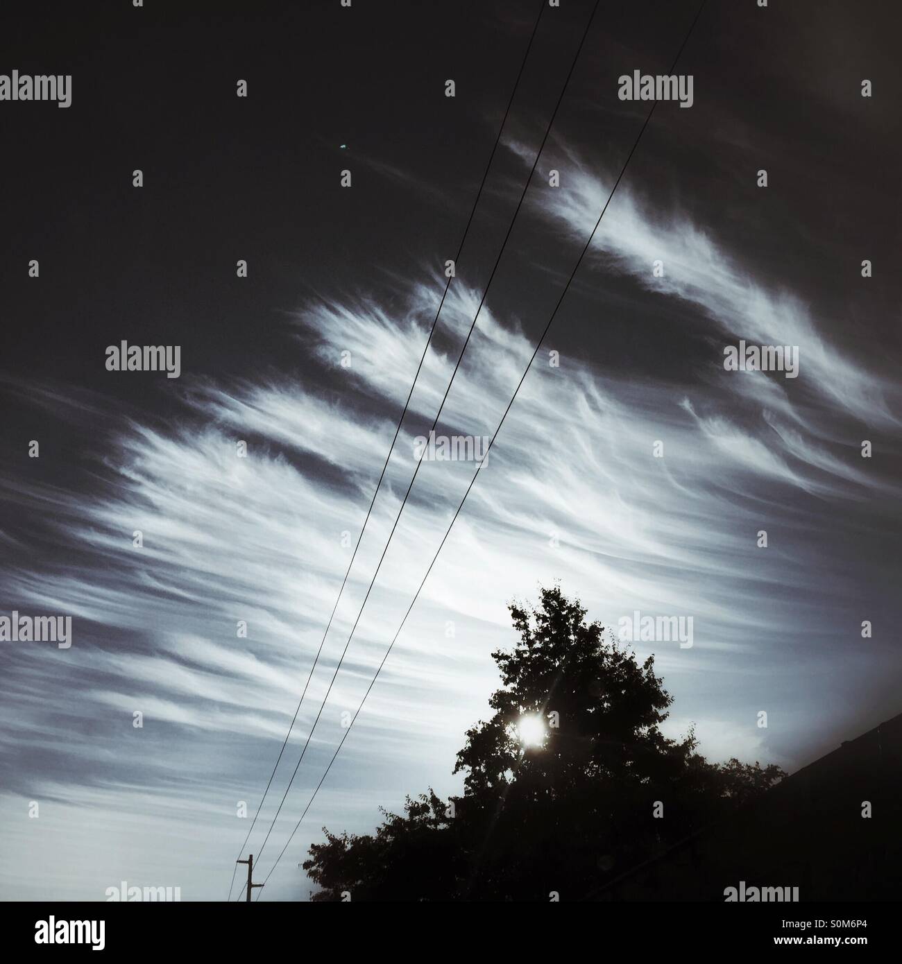 federleichte Wolken - Smartphone-aufgenommenes Stockfoto