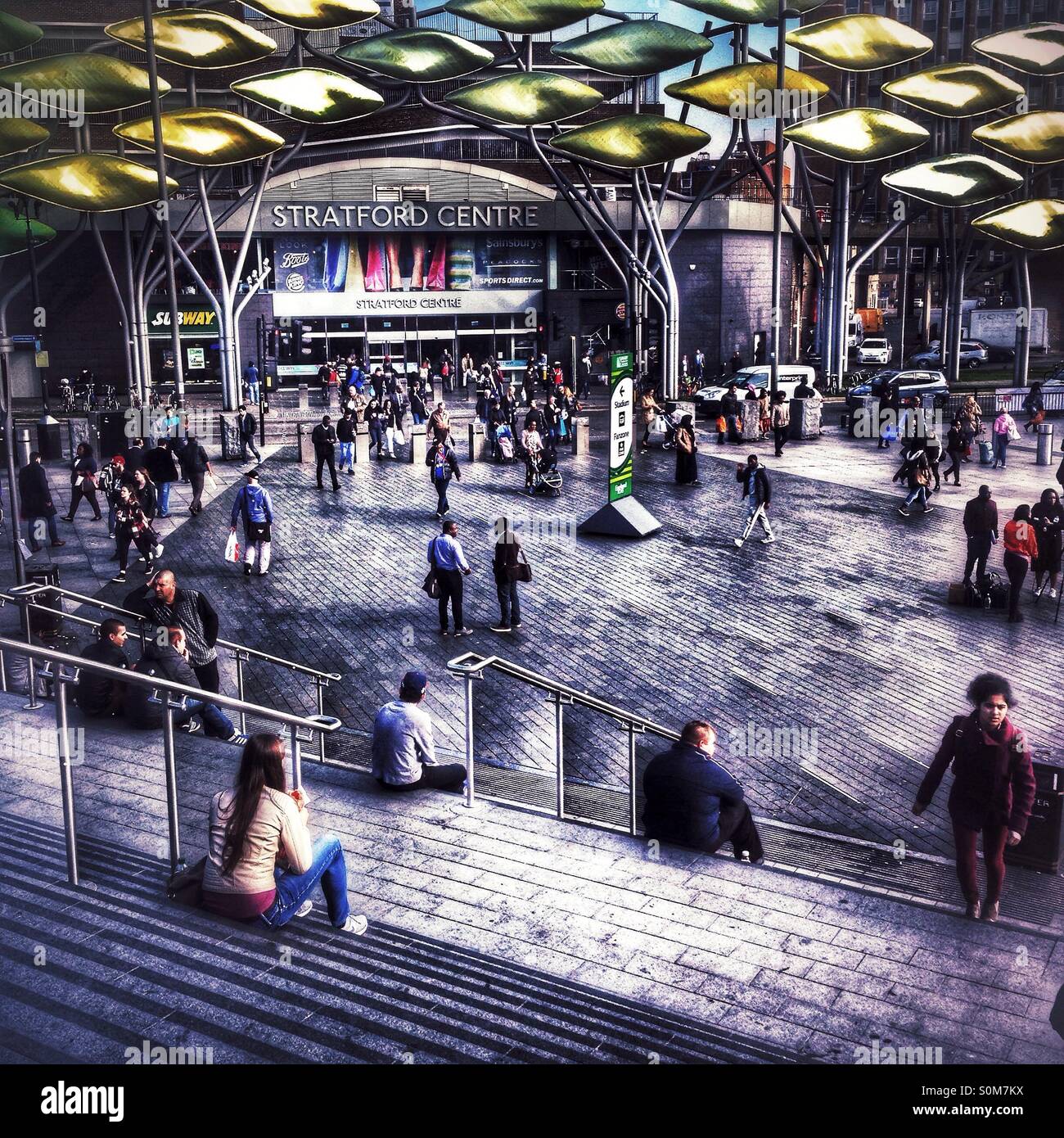 Stratford Town Centre zeigt die Untiefe Skulptur, London Borough of Newham, East London, England, Vereinigtes Königreich, Europa Stockfoto