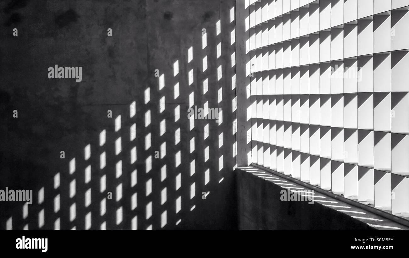 Sich wiederholende Diagonalen von Licht und Schatten Stockfoto
