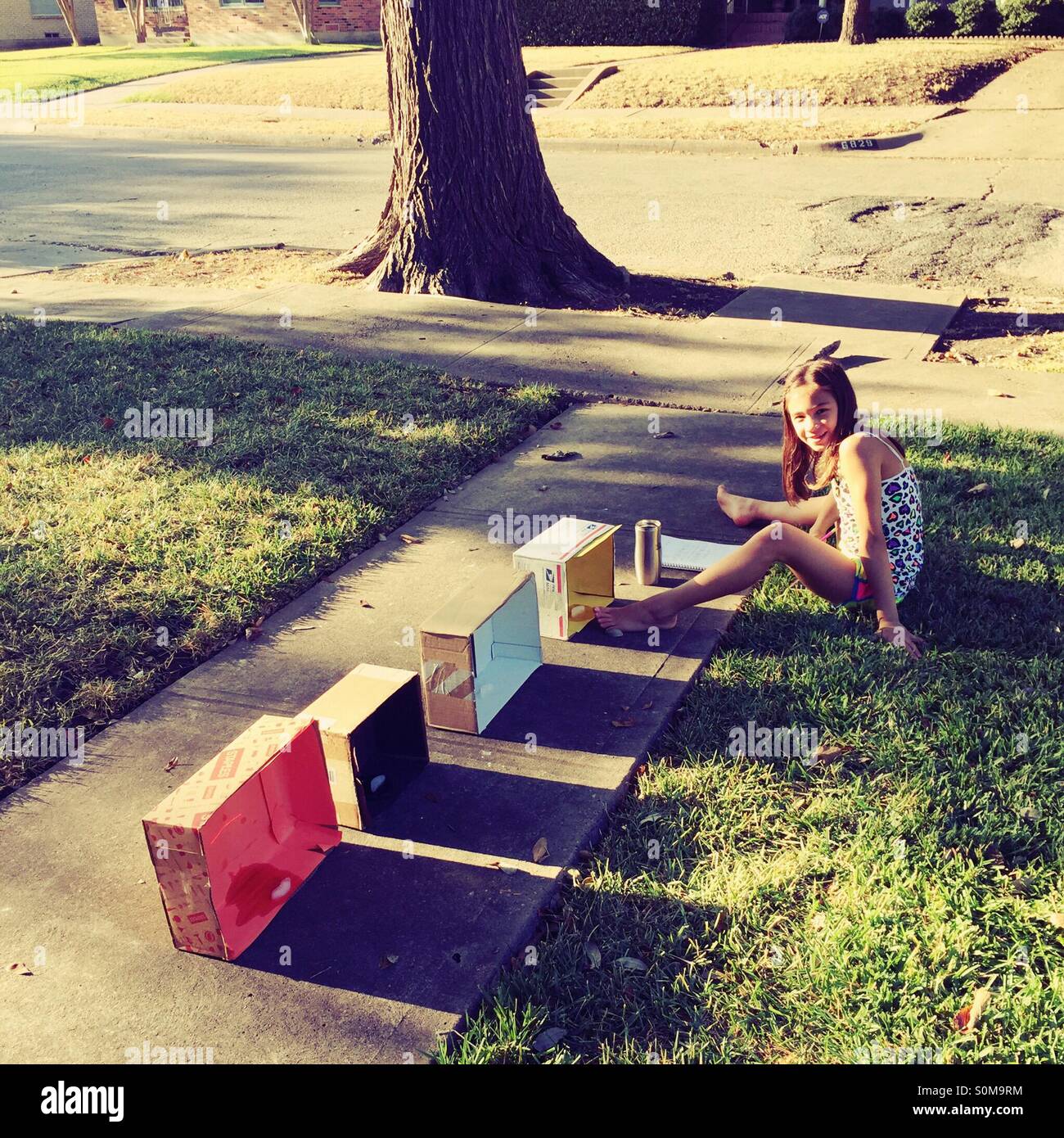 Neun-Jahr-altes Mädchen arbeitet auf wissenschaftliches Experiment. Stockfoto