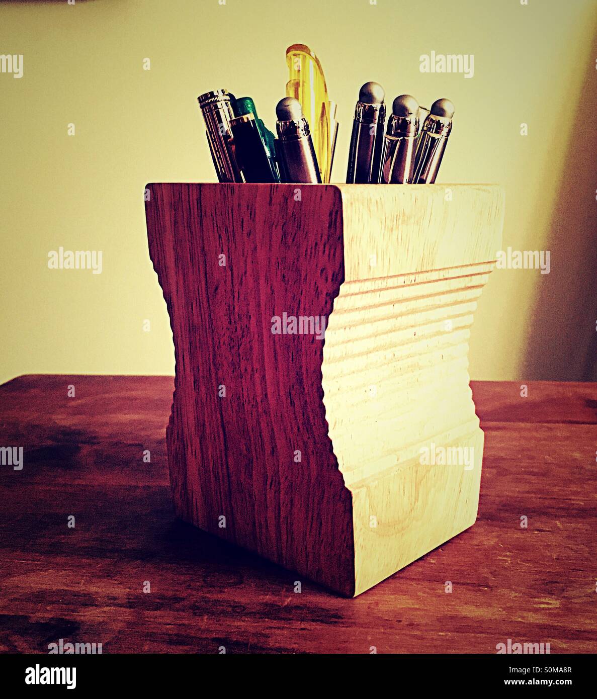 Stift in Holz Bleistift Anspitzer Halter - Smartphone-aufgenommenes Stockfoto