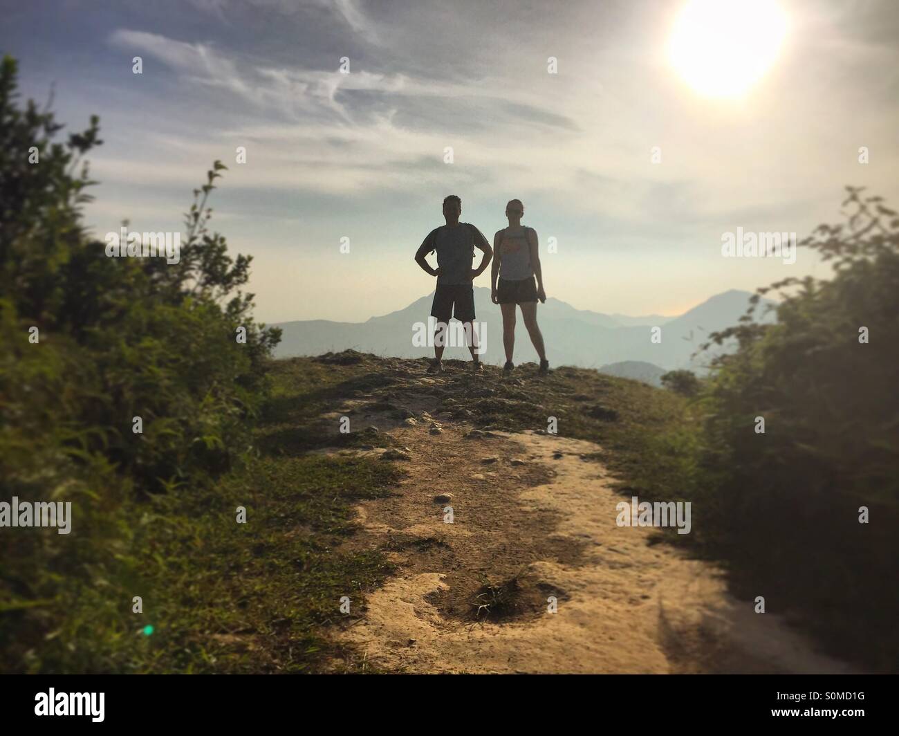 Ein Mann und eine Frau auf einem Hügel - Smartphone-aufgenommenes Stockfoto