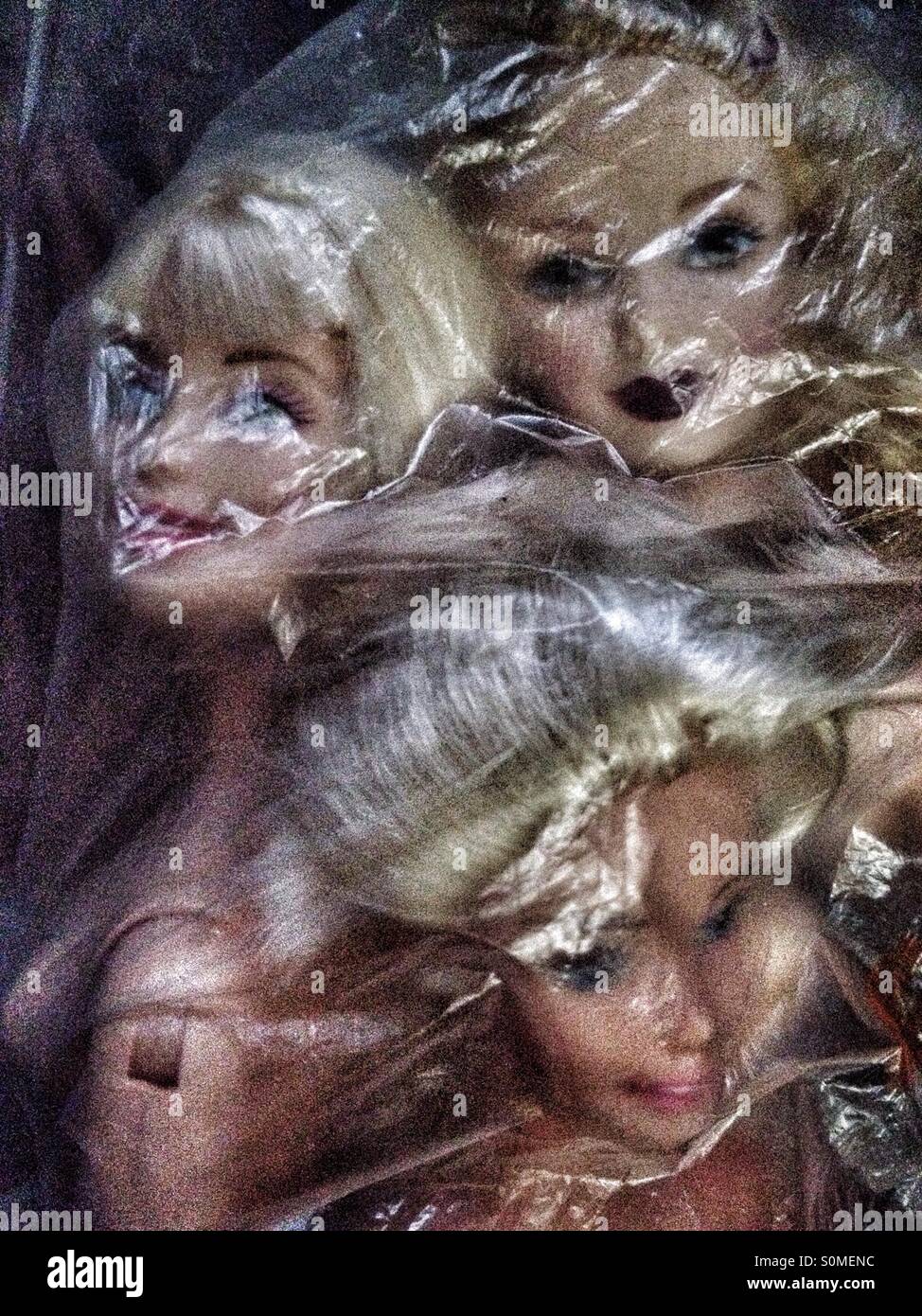 Drei Barbie-Puppen in einer Plastiktüte Stockfoto