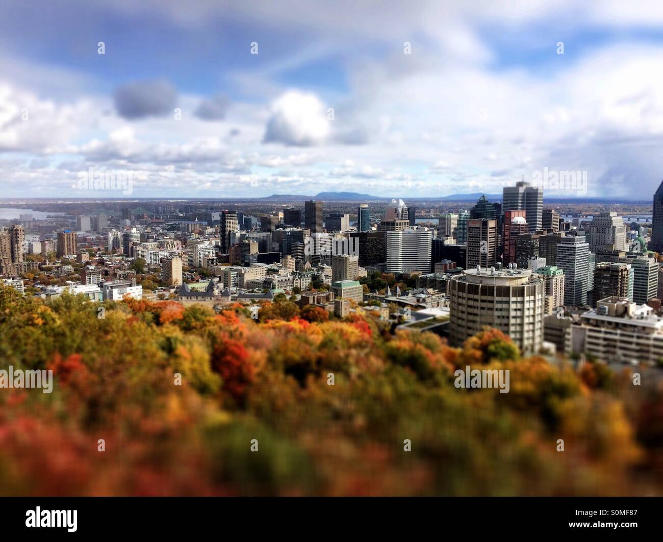 Skyline von Montreal vom Mont Royal Lookout im Chalet Stockfoto