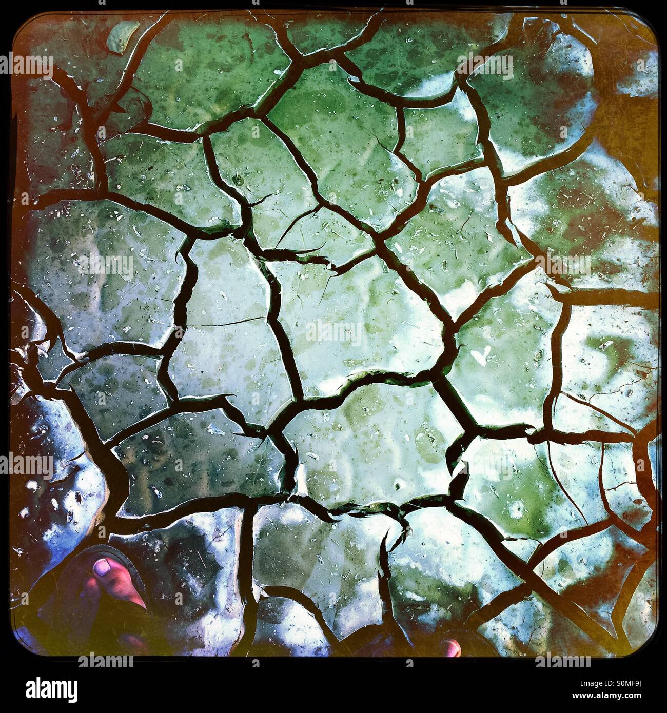 Rissige, trockene Schlamm. - Smartphone-aufgenommenes Stockfoto