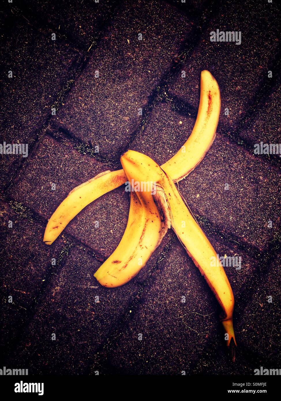 Bananenschale auf Weg Stockfoto
