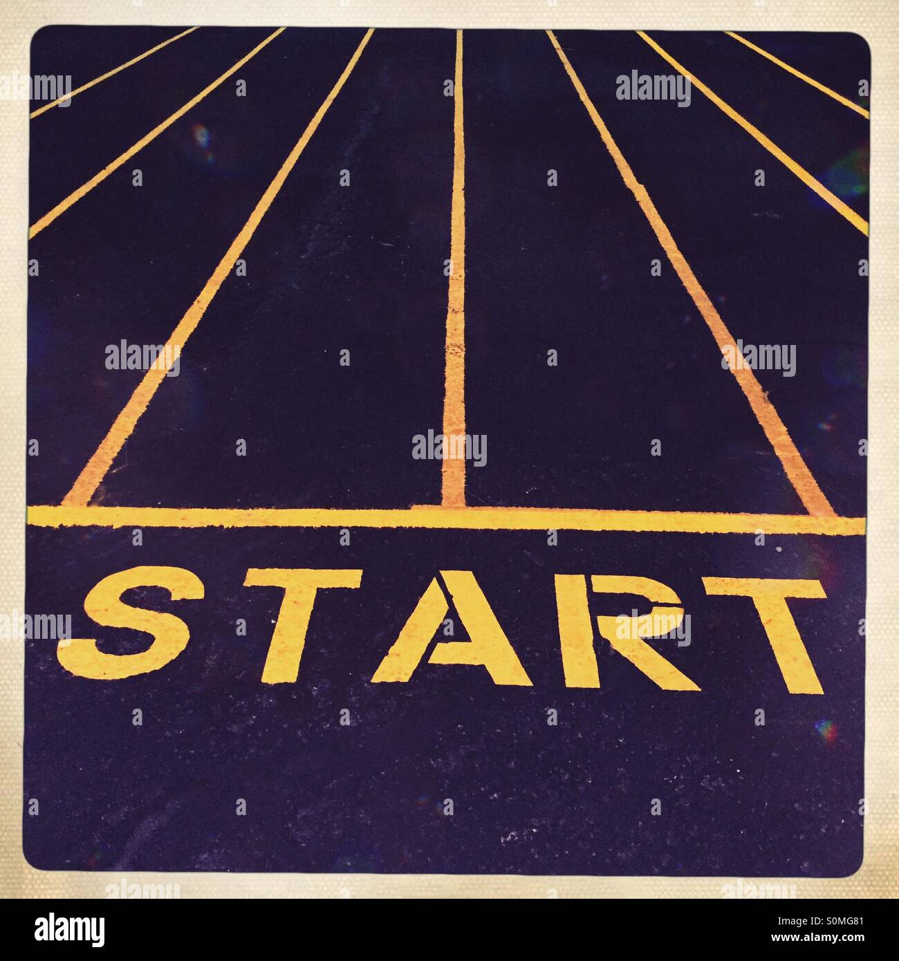 Der Wort "Start" in gelb auf Asphalt gemalt. Stockfoto
