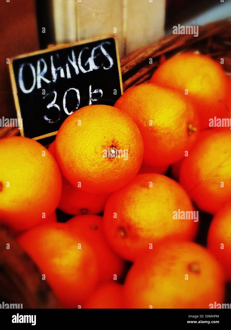 Frische Orangen zum Verkauf in der Nähe eines Ladengeschäfts England Großbritannien Großbritannien Großbritannien Großbritannien Großbritannien Großbritannien Großbritannien Großbritannien Großbritannien Großbritannien Großbritannien Großbritannien - Smartphone-aufgenommenes Stockfoto