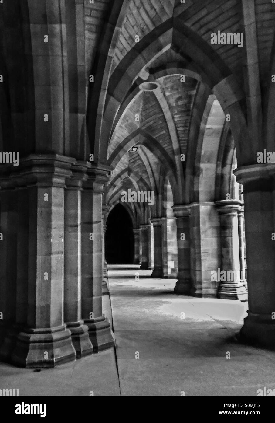 Kreuzgänge an der Universität Glasgow, Schottland, Großbritannien - Smartphone-aufgenommenes Stockfoto