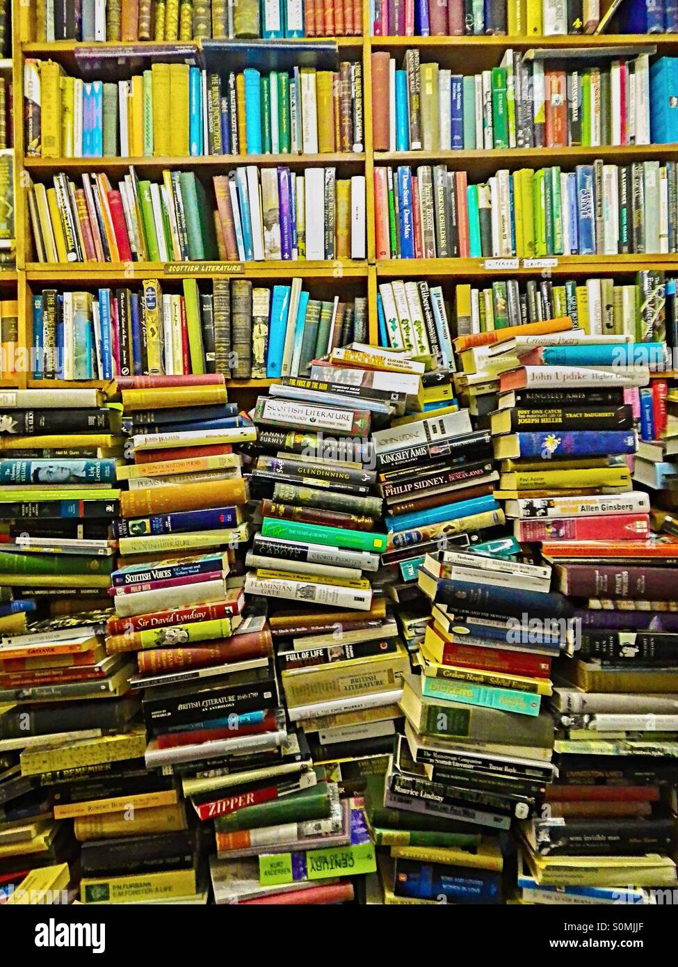 Bücher und Bücherregale in einem Second-Hand-Buchladen in Glasgow, Schottland, Großbritannien - Smartphone-aufgenommenes Stockfoto