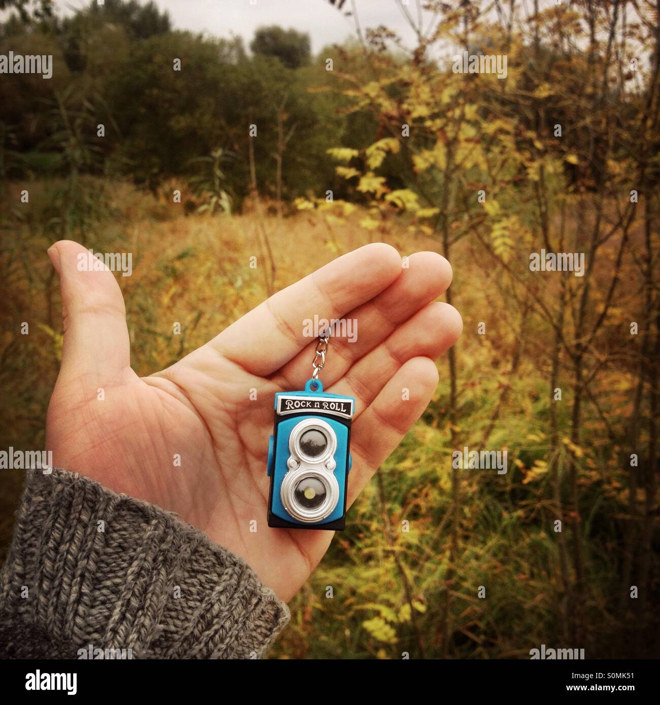 Spielzeug-Kamera in der hand - Smartphone-aufgenommenes Stockfoto