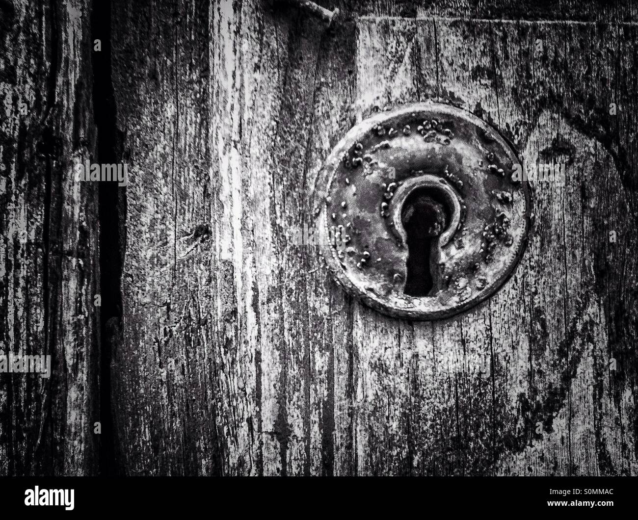 Schlüsselloch auf einer alten Holztür - Smartphone-aufgenommenes Stockfoto