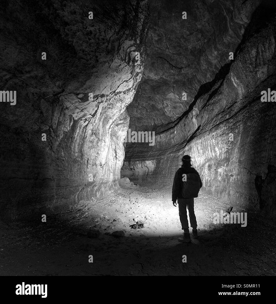 Silhouette eines Mannes stehend in Lavahöhle Stockfoto