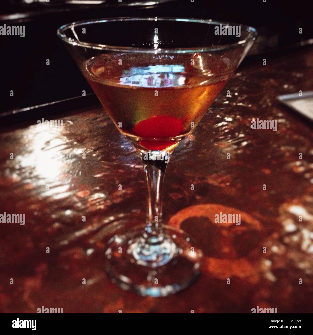 Cocktail Manhattan, New York City, Vereinigte Staaten von Amerika. - Smartphone-aufgenommenes Stockfoto