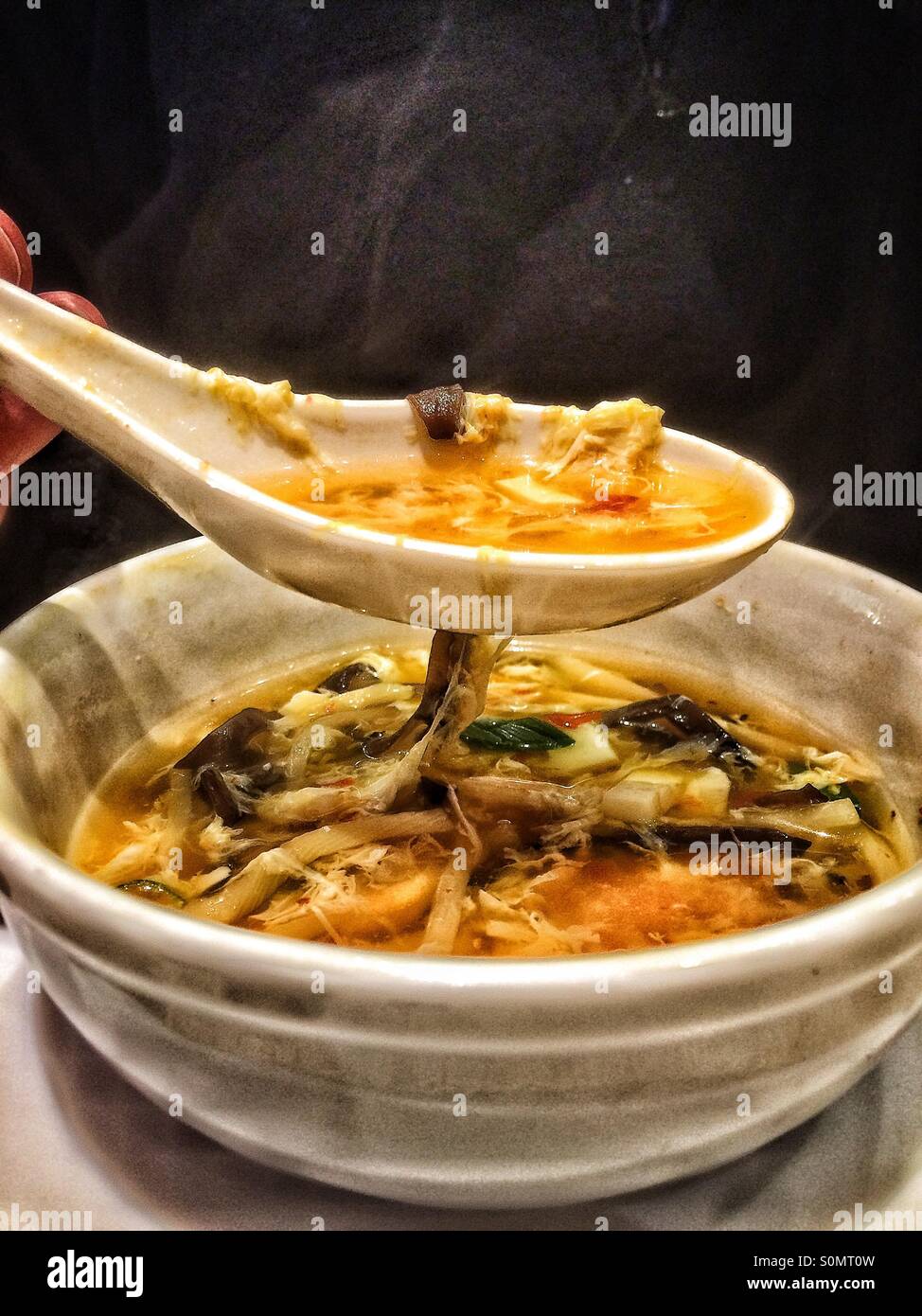 Chinesische scharf-saure Suppe - Smartphone-aufgenommenes Stockfoto