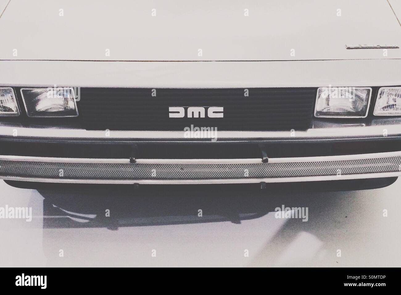 DMC Delorean Auto, von vorne betrachtet. - Smartphone-aufgenommenes Stockfoto