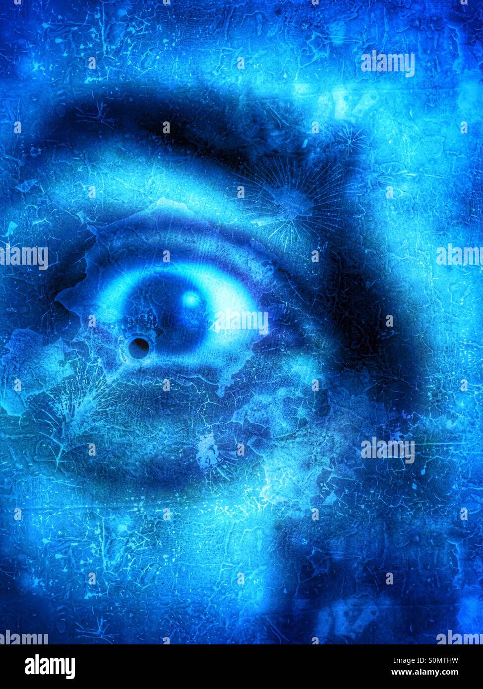 Nahaufnahme eines Mannes Gesicht mit blauem Fleck und Grunge-Effekt, Angst-Konzept. - Smartphone-aufgenommenes Stockfoto