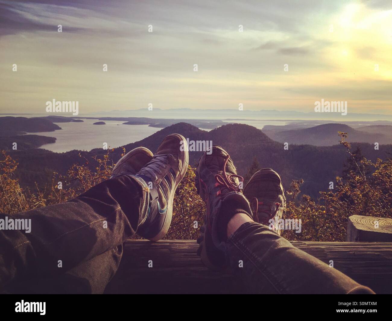 POV. Genießen einen unglaublichen Blick auf den San Juan Islands bei Sonnenuntergang auf Orcas Island, WA, USA. Stockfoto