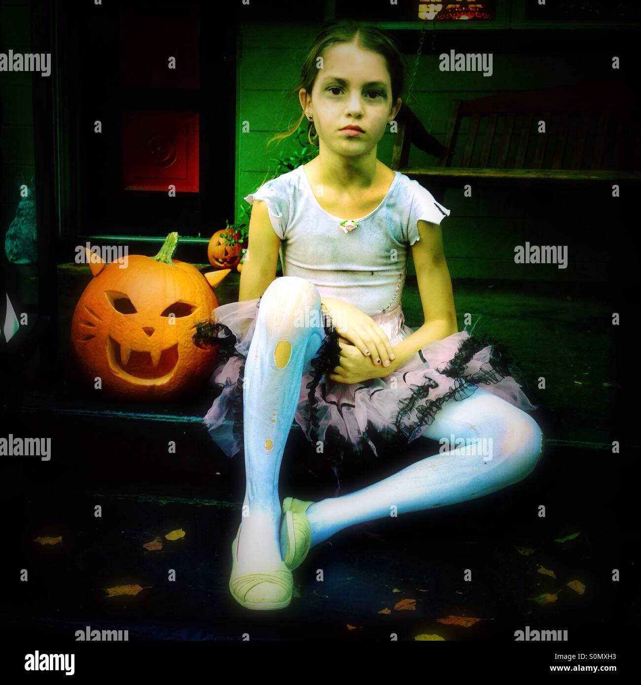 Junges Mädchen gekleidet wie ein Zombie-Ballerina an Halloween Stockfoto