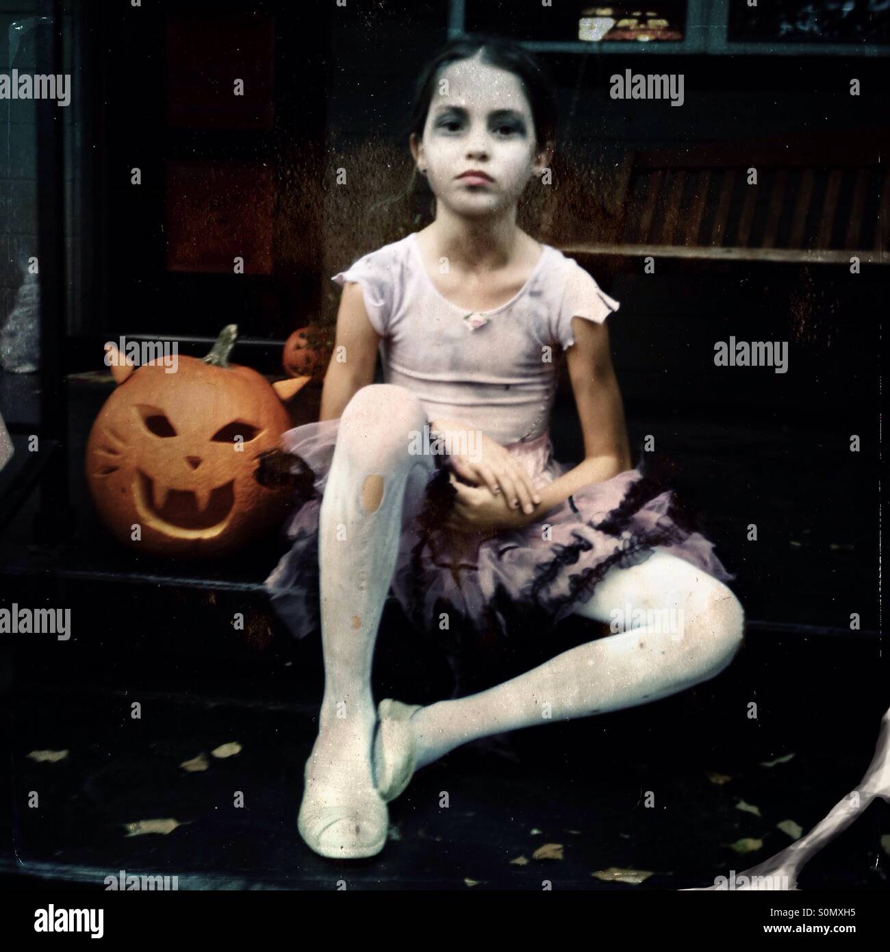 Junges Mädchen gekleidet wie ein Zombie-Ballerina an Halloween Stockfoto