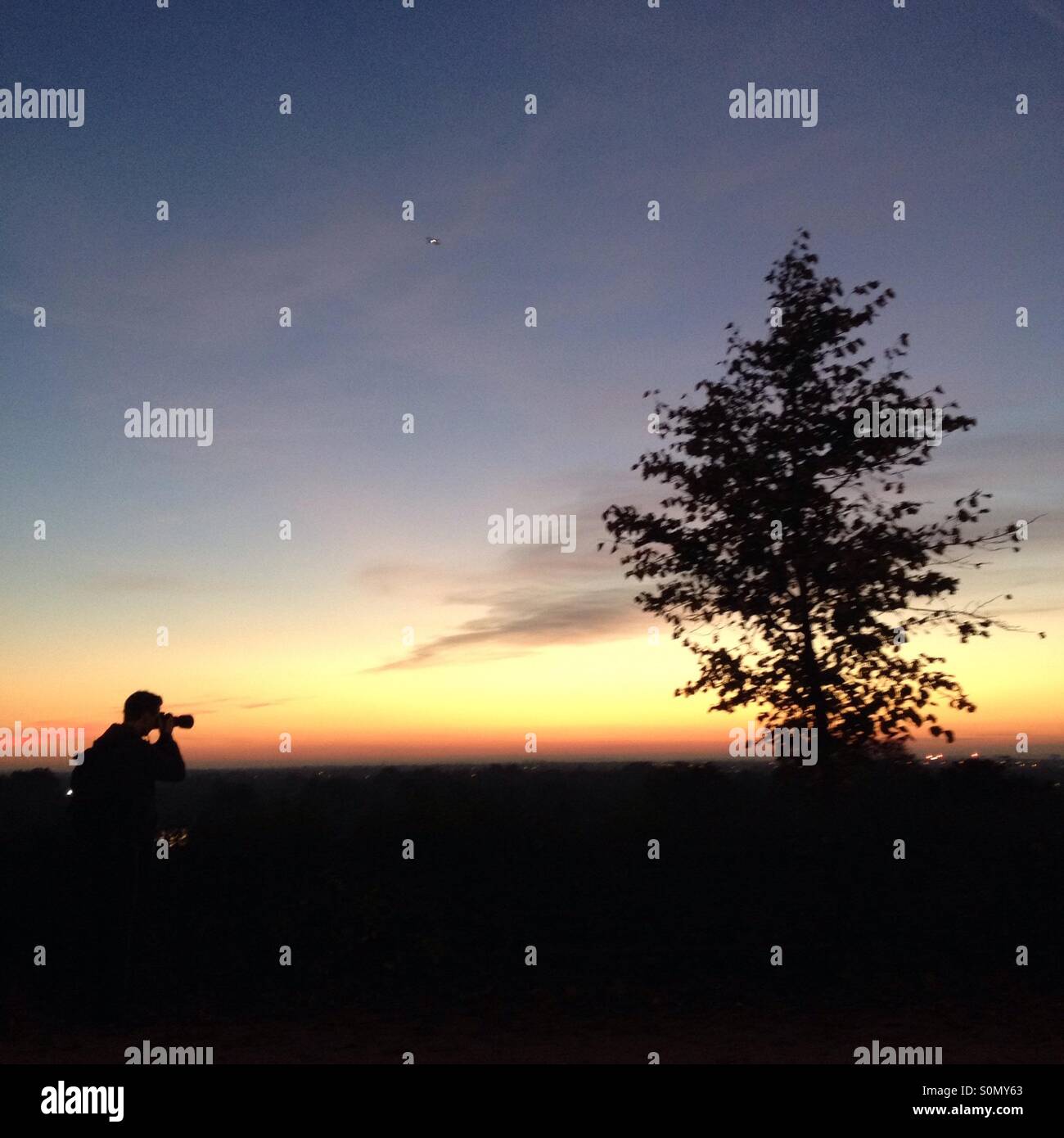 Fotografen, die die Landschaftsfotos in London Richmond - Smartphone-aufgenommenes Stockfoto