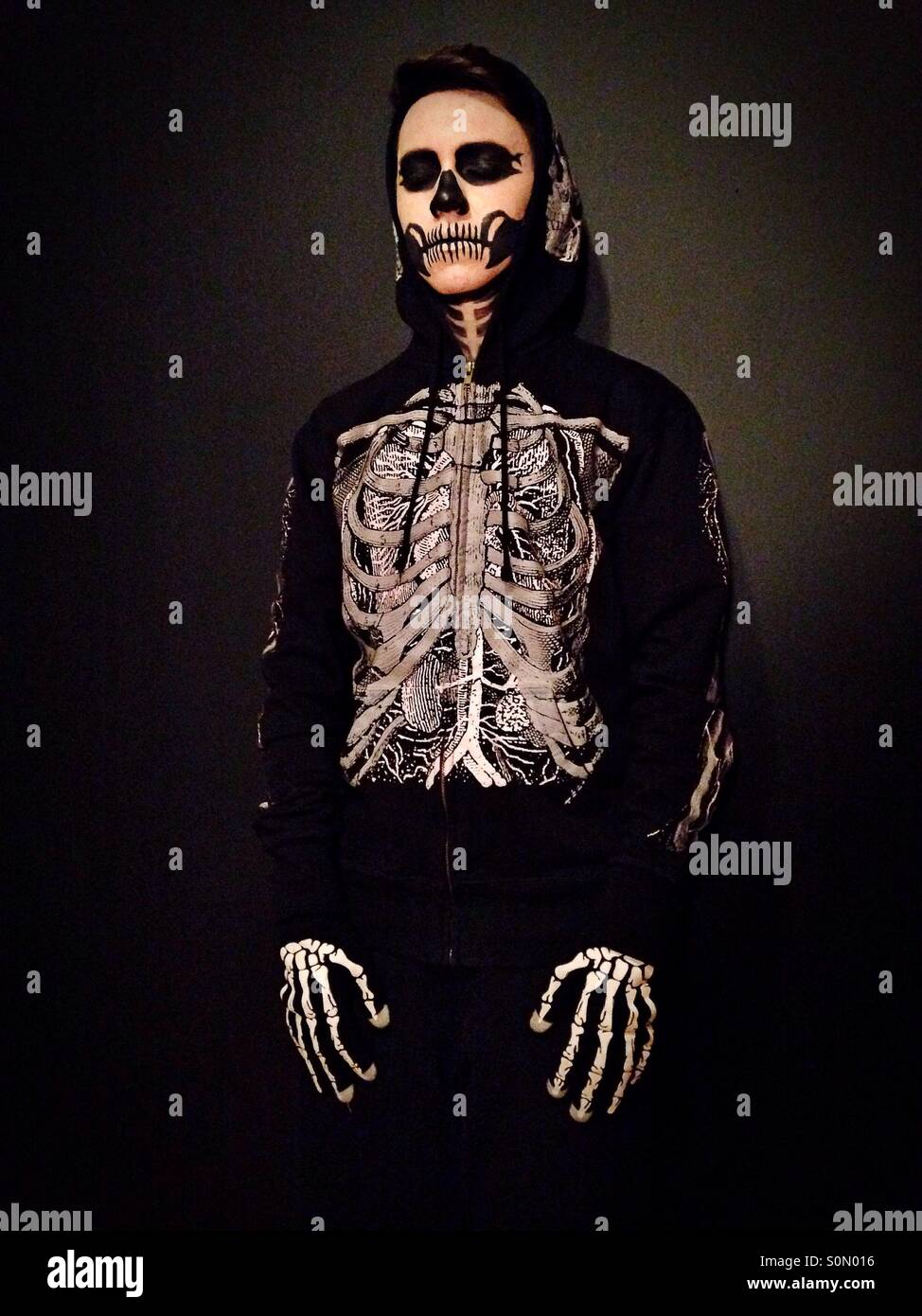 Eine Person gekleidet wie ein Skelett. Stockfoto
