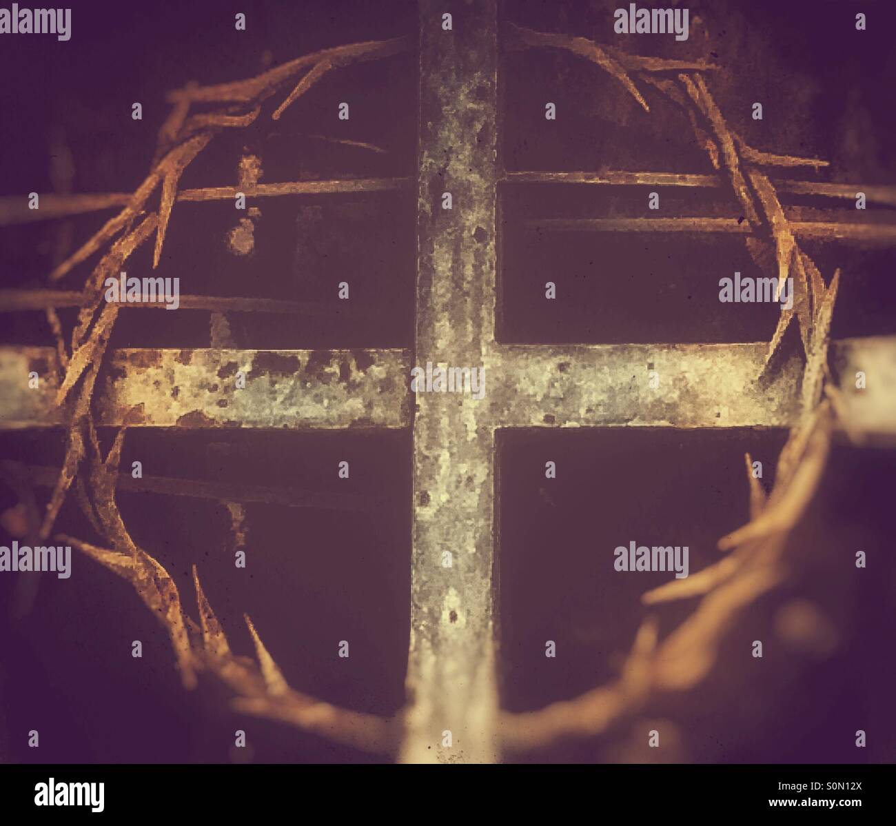 Kreuz und Kreis von Stacheldraht - Smartphone-aufgenommenes Stockfoto